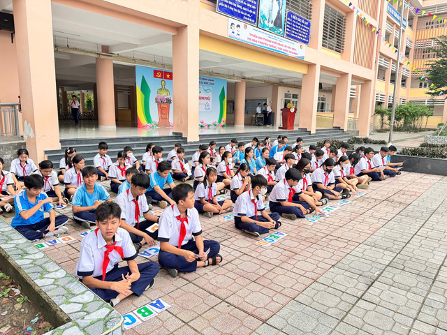 Các bạn đội viên thi tìm hiểu về biển đảo - Ảnh: NGUYỄN VĂN BÌNH