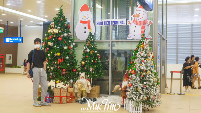 Hóa trang ông già Noel để trải nghiệm tàu metro số 1- Ảnh 2.