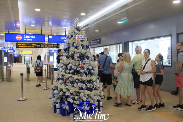 Hóa trang ông già Noel để trải nghiệm tàu metro số 1- Ảnh 6.