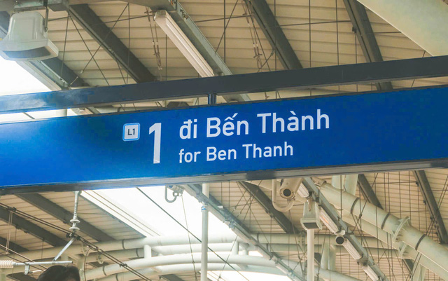 Tại sao bảng chỉ dẫn "for Ben Thanh" tại các ga metro là đúng?- Ảnh 1.