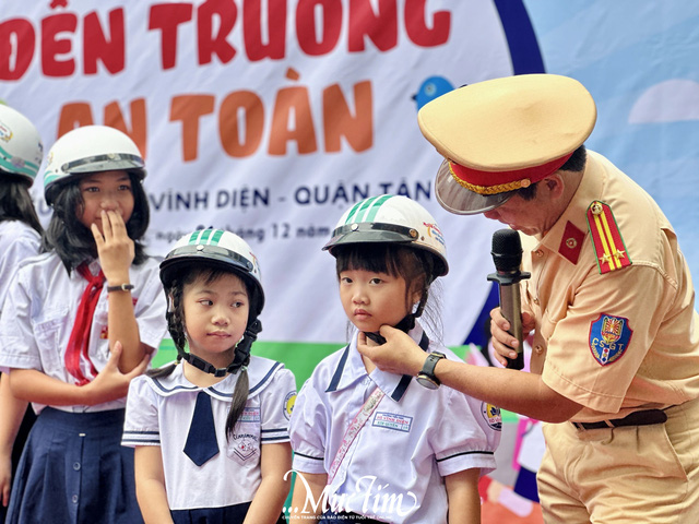 Cùng học trò Trường tiểu học Tô Vĩnh Diện giải mã câu hỏi ‘tại sao phải đội mũ bảo hiểm’- Ảnh 12.