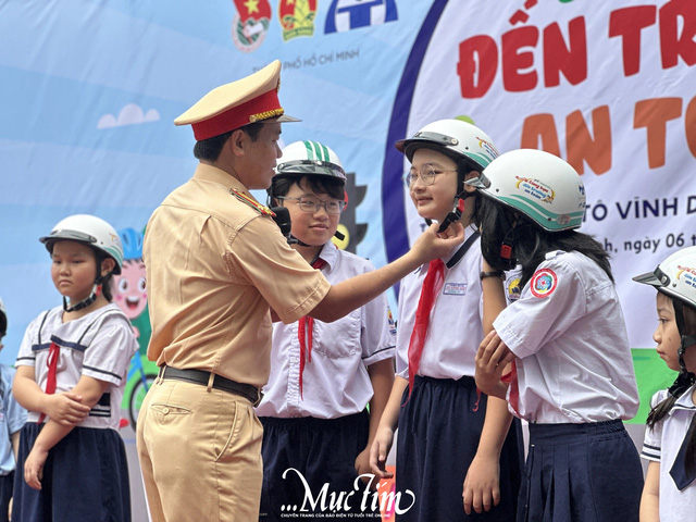 Cùng học trò Trường tiểu học Tô Vĩnh Diện giải mã câu hỏi ‘tại sao phải đội mũ bảo hiểm’- Ảnh 15.