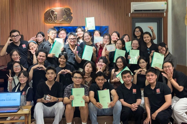 Sinh viên báo chí đưa khán giả trở về thập niên 2000 qua kịch- Ảnh 3. Sinh viên báo chí đưa khán giả trở về thập niên 2000 qua kịch- Ảnh 3.