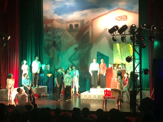 Sinh viên báo chí đưa khán giả trở về thập niên 2000 qua kịch- Ảnh 1. Vở kịch Lá hát như mưa do sinh viên báo chí biểu diễn - Ảnh: TRÚC TRÚC