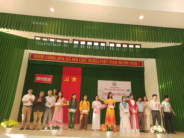 Teen Trường THPT chuyên Lê Khiết khởi động năm mới với Nhà văn tôi yêu- Ảnh 12.