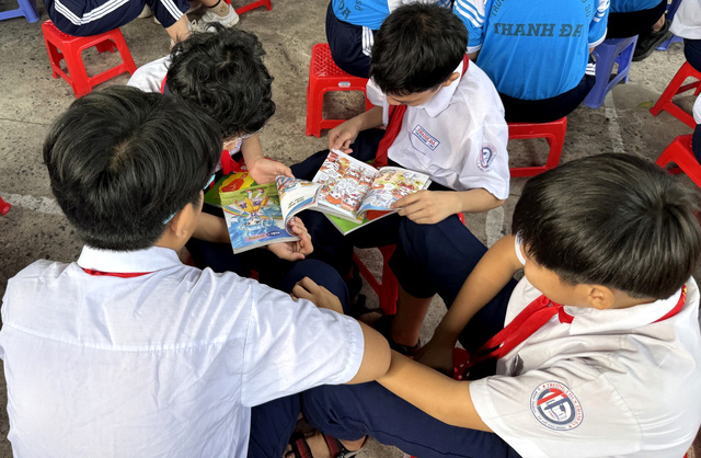 Các bạn học sinh đang đọc truyện tranh các loại. Ảnh: TVBT