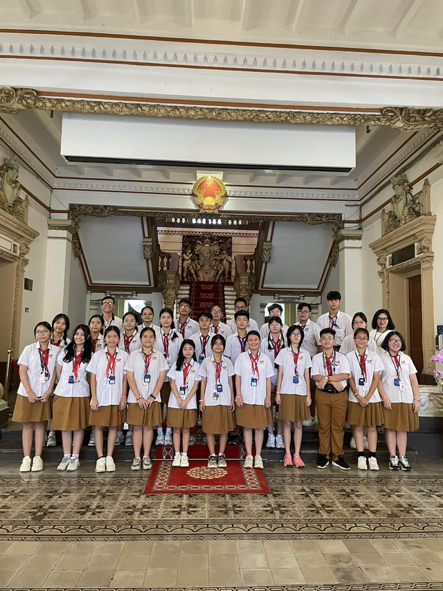 Học sinh Trường THCS Nguyễn Gia Thiều (quận Tân Bình) đến tham quan trụ sở UBND. Ảnh: NGUYỄN HƯNG