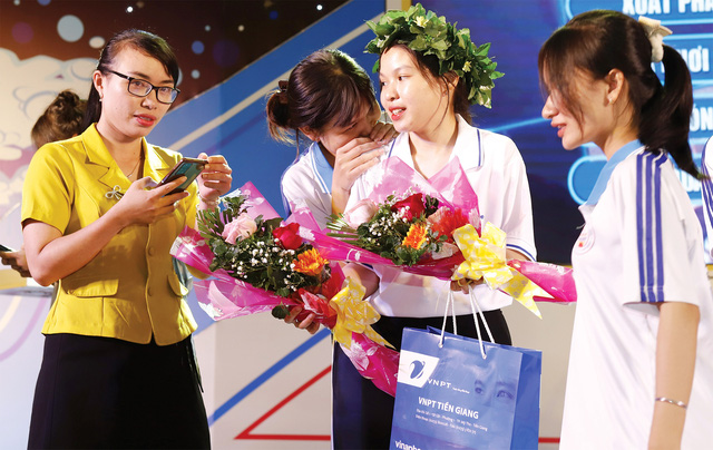 Nữ sinh Trường THPT Vĩnh Bình (Tiền Giang) giành vòng nguyệt quế- Ảnh 1.
