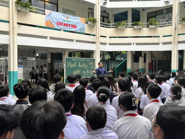 Tư vấn hướng nghiệp lớp 9 tại Trường THCS Nguyễn Du (quận 1). Ảnh:NGUYỄN HƯNG