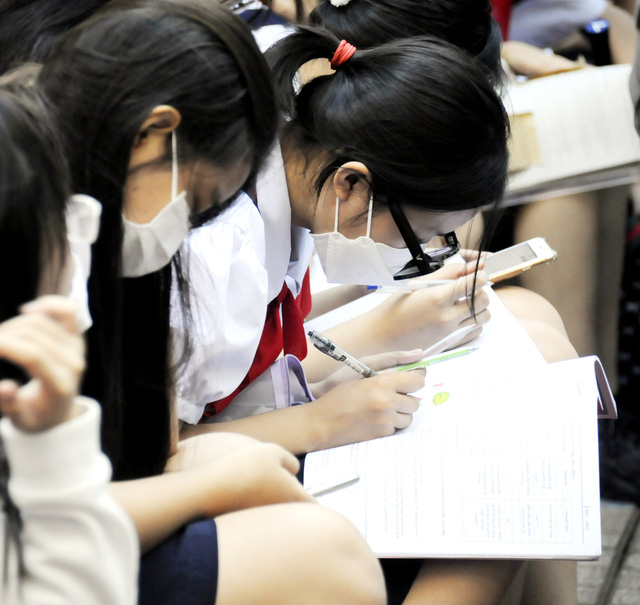 Học sinh lớp 9 Trường THCS Tân Bình (quận Tân Bình) đang tranh thủ học ôn bài. Ảnh:NGUYỄN HƯNG