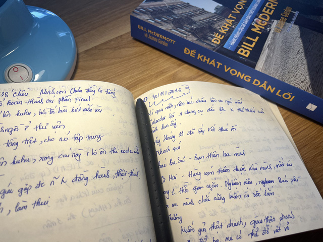 Khánh Ngân viết nhật ký trong một cuốn sổ tay nhỏ để thuận tiện cầm theo mọi nơi - Ảnh: NVCC