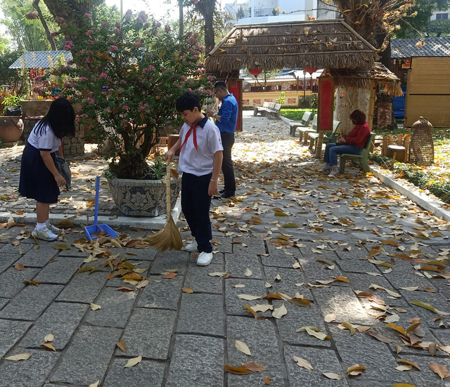 Học sinh dọn vệ sinh tại Lăng Ông Bà Chiểu. Ảnh: NTCC