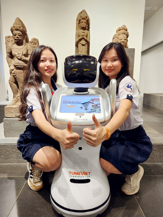 Robot thông minh giới thiệu thông tin về bảo tàng. Ảnh: NGUYỄN HƯNG