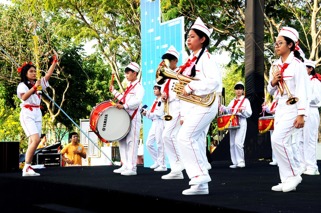 Các đội thi trình diễn trên sân khấu. Ảnh:NGUYỄN HƯNG