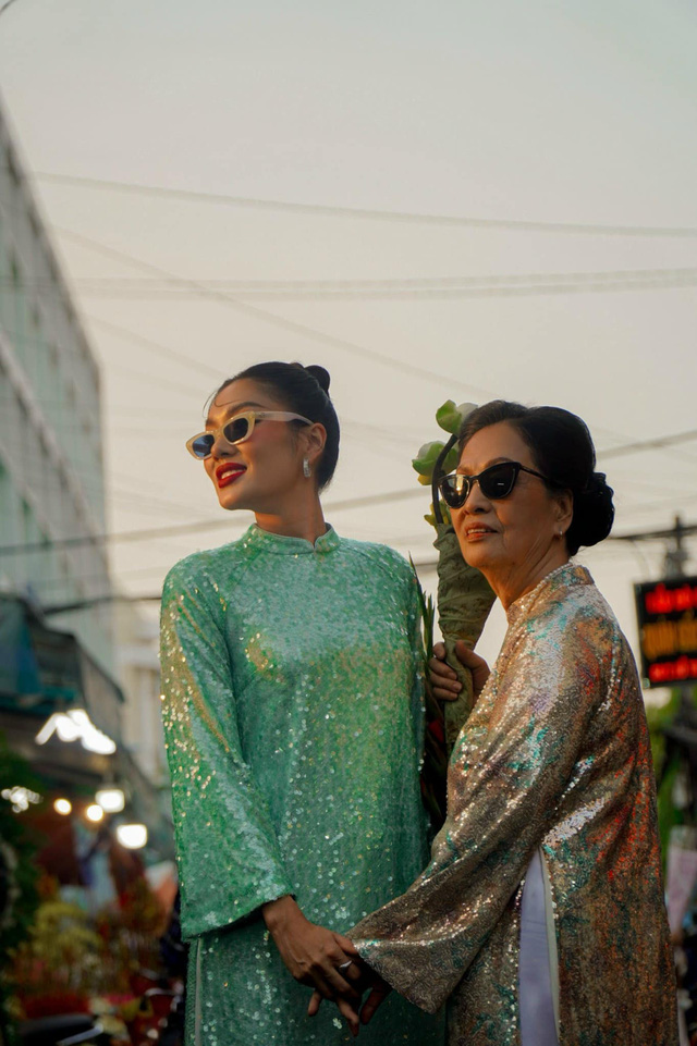 Thảo Nhi Lê rủ bà nội chụp áo dài Tết Giáp Thìn 2024- Ảnh 4.