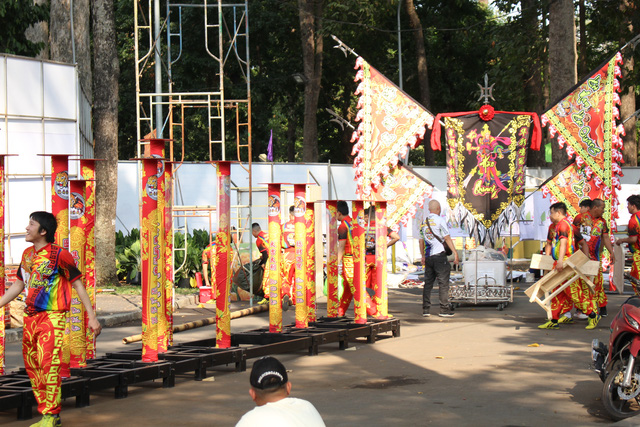 Một đoàn lân chuẩn bị biểu diễn tại đêm đầu tiên của hội hoa xuân Tao Đàn - Ảnh: AN MAI