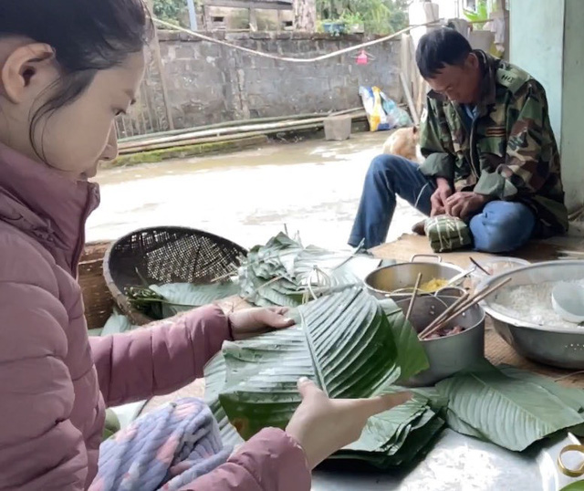 Thùy Trang đang cùng bố gói bánh chưng vào ngày 30 Tết - Ảnh: NVCC