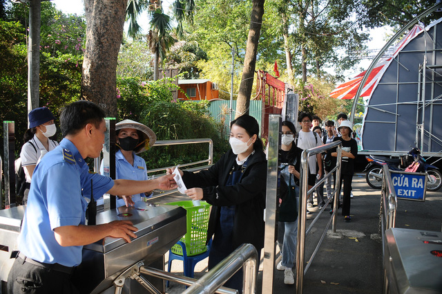 Du khách mua vé vào cổng Thảo Cầm Viên Sài Gòn sáng 1-3. Ảnh: NGUYỄN HƯNG