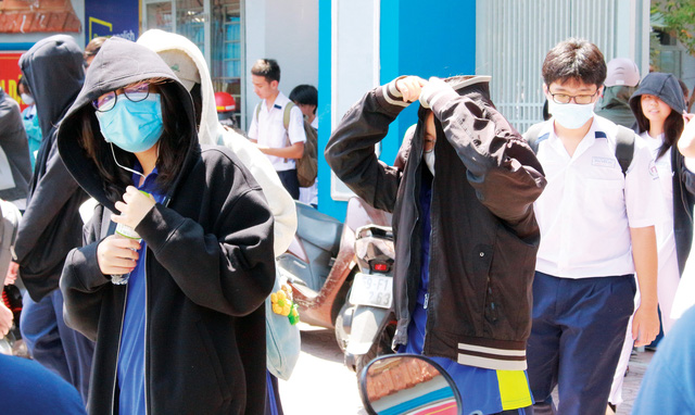 Teen Trường THPT Nguyễn Du (quận 10) che chắn đối phó với nắng nóng sau giờ tan trường - Ảnh: DUY DƯƠNG