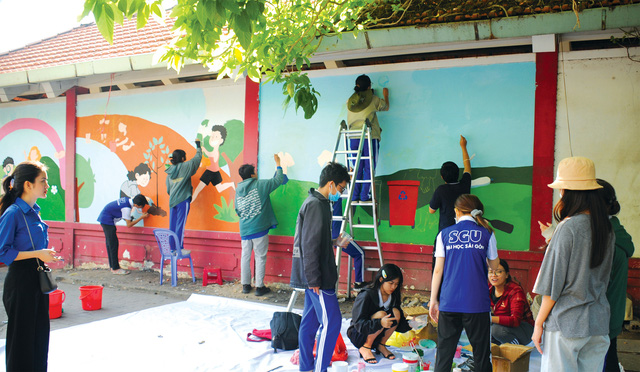 Tuổi trẻ TP.HCM tích cực vẽ tranh tường làm đẹp đường phố- Ảnh 1.
