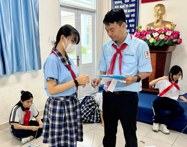 Các trại sinh Trường THCS Nguyễn Văn Bé (quận Bình Thạnh) trình bày bài thi trước giám khảo. Ảnh: NGUYỄN HƯNG