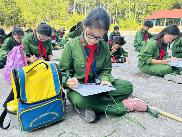 Các trại sinh quận Bình Tân bắt đầu làm bài thi. Ảnh: NGUYỄN HƯNG