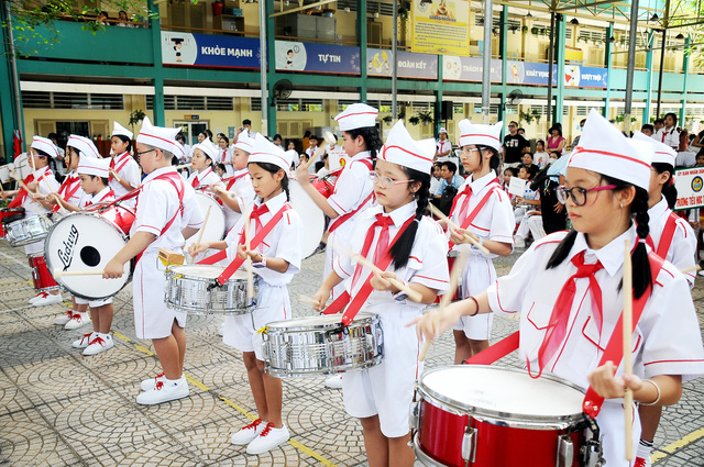 Các đội hình trình diễn trống kèn. Ảnh: NGUYỄN HƯNG