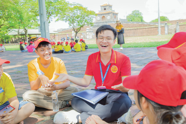 Thiên là một tour leader được nhiều bạn nhỏ và phụ huynh yêu mến - Ảnh: NVCC