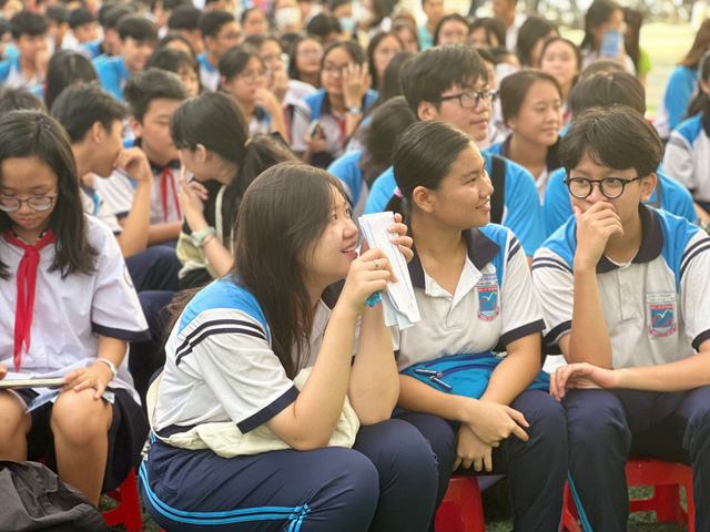 Học sinh lớp 9 hào hứng tìm hiểu Trường THPT Bùi Thị Xuân- Ảnh 1.