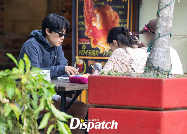 Dispatch tung ảnh hẹn hò của Han So Hee, Ryu Jun Yeol tại Hawaii- Ảnh 1.