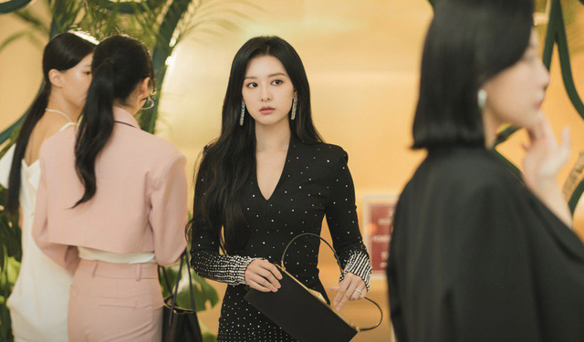 Gu thời trang sang chảnh của Kim Ji Won trong Queen of tears- Ảnh 6.