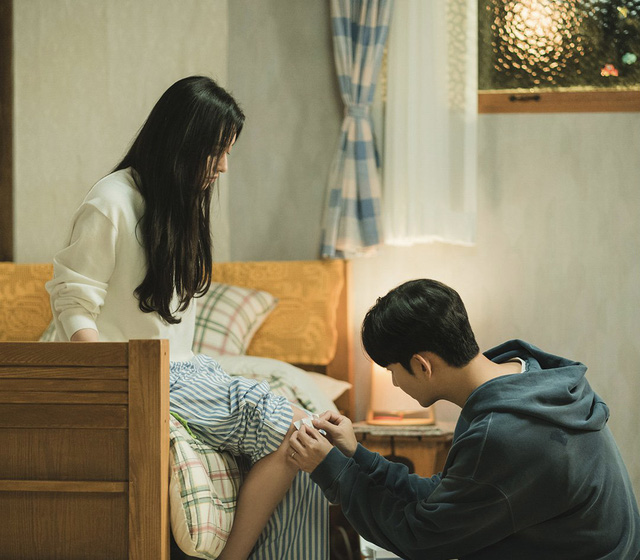 Kim Soo Hyun, Kim Ji Won yêu lại từ đầu ở tập 5 Queen of tears- Ảnh 1.