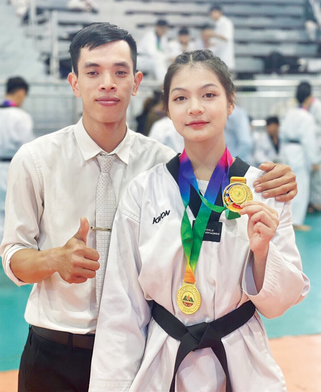 Nữ sinh Gia Lai Phan Thị Lan Anh (phải) đạt hai huy chương vàng Taekwondo tại Hội khỏe Phù Đổng của tỉnh- Ảnh:NVCC