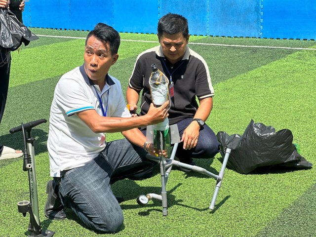 Sôi động cuộc thi chế tạo tên lửa nước của teen THPT Bùi Thị Xuân- Ảnh 31.