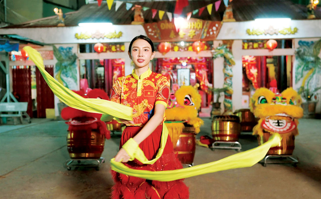 Hoa hậu Thùy Tiên học múa lân trong tập 1 Đu đêm 2- Ảnh: NVCC