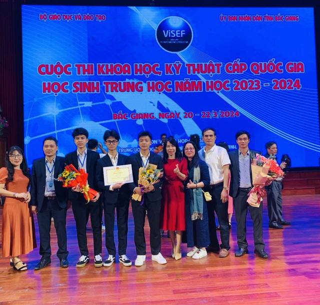 Ngọc Long nhận giải tại cuộc thi Khoa học kỹ thuật được tổ chức tại Bắc Giang vừa qua (thứ tư, trái sang) - Ảnh: NVCC