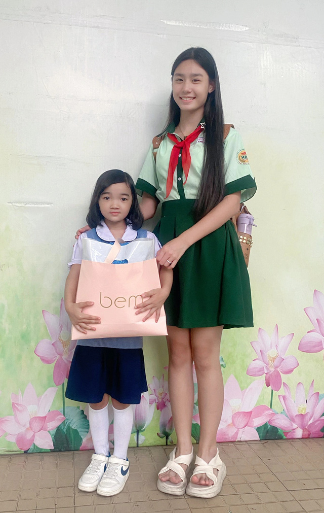 Cô bạn Trường THCS Hà Huy Tập bán quần áo làm kế hoạch nhỏ- Ảnh 2.