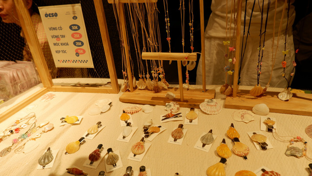Dây chuyền vỏ sò là mặt hàng bán chạy tại hội chợ - Ảnh: Như Quỳnh