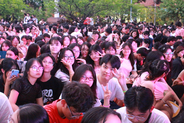 Hàng chục nghệ sĩ đổ bộ sân khấu Tuổi Hồng Minh Khai- Ảnh 1.
