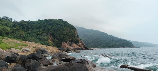 Bãi đá đen trở thành điểm đến được nhiều bạn trẻ yêu thích khi đến Đà Nẵng - Ảnh: THÁI THANH