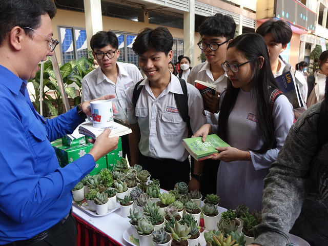 Trường THPT Nguyễn Thái Bình tổ chức ngày hội đọc sách- Ảnh 1.