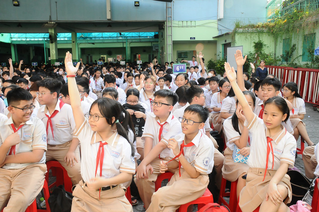 Các bạn học sinh xung phong trả lời các câu hỏi của ban tổ chức. Ảnh: NGUYỄN HƯNG