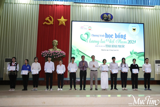 Học bổng Vì tương lai Việt Nam 2024: Cái ôm tiếp thêm sức mạnh- Ảnh 10.