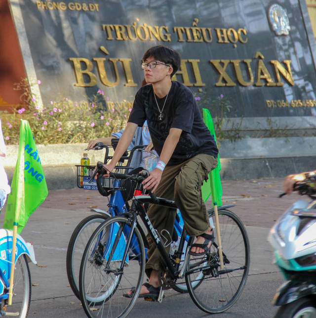 Teen Vũng Tàu tham gia đạp xe gây quỹ - Ảnh: NVCC.