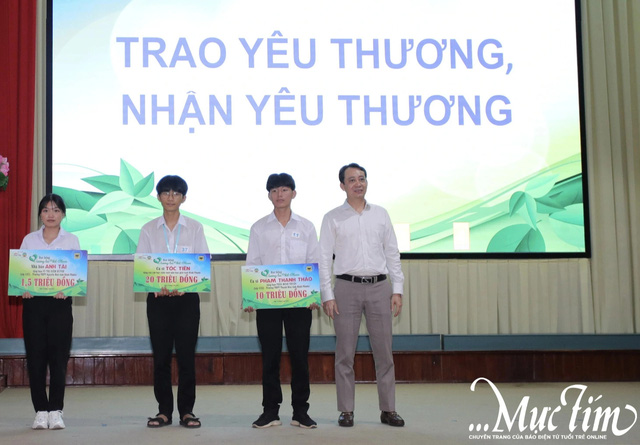 Học bổng Vì tương lai Việt Nam 2024: Cái ôm tiếp thêm sức mạnh- Ảnh 8.