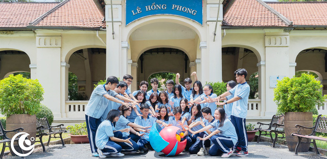 Tập thể lớp 12CA1,Trường THPT Chuyên Lê Hồng Phong  - Ảnh: Fanpage Đồng Khởi LHP