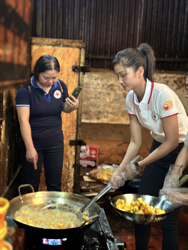 H'Hen Niê nấu ăn cho học sinh tại Điện Biên; Lương Bích Hữu 'ngộp thở' trong poster phim mới- Ảnh 1.
