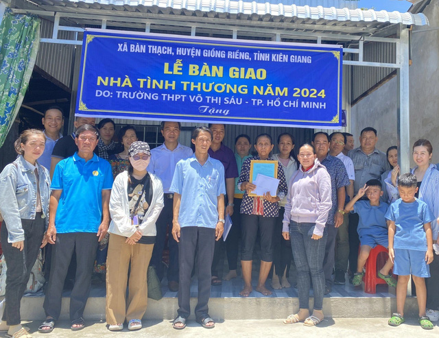 Thầy trò Trường THPT Võ Thị Sáu tặng nhà tình thương cho hộ dân Khmer sáng 27-4 - Ảnh: TRƯỜNG THPT VÕ THỊ SÁU