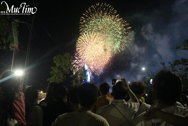 Người dân hào hứng xem pháo hoa mừng lễ 30-4- Ảnh 8.