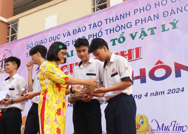 Học sinh Trường THPT Phan Đăng Lưu thử thách thả trứng không vỡ- Ảnh 6.